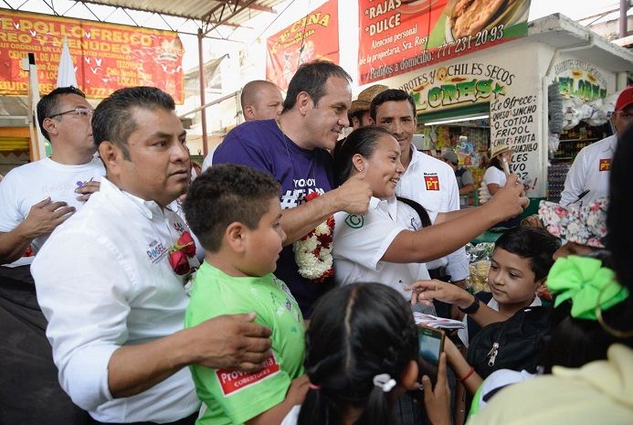 Recorrió varias calles del centro de Emiliano Zapata y, de igual manera, recorrió todos los pasillos del mercado municipal, donde los locatarios le auguraron un triunfo rotundo y aprovecharon para estrechar su mano