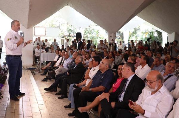 Señaló que es el único candidato que creó un plan de trabajo con la participación de más de 284 especialistas en 21 mesas temáticas, en donde los ciudadanos dieron a conocer sus propuestas para transformar a Morelos en el ámbito deportivo, educativo, de salud, campo, seguridad, transporte, turismo, desarrollo económico y social, entre otros más