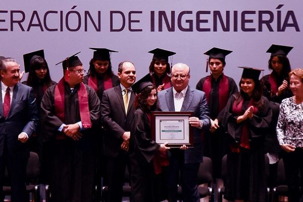 Indicó que la Beca Salario, programa único en el país, contribuyó a alcanzar estos objetivos en todas las escuelas del sistema de educación pública; y a diferencia de 2012, hoy la cobertura en Bachillerato es de casi el 90 por ciento. Hoy, dijo, hay mejores escuelas, mejores estudiantes y mejores maestros