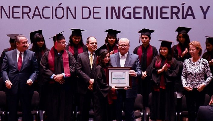 Indicó que la Beca Salario, programa único en el país, contribuyó a alcanzar estos objetivos en todas las escuelas del sistema de educación pública; y a diferencia de 2012, hoy la cobertura en Bachillerato es de casi el 90 por ciento. Hoy, dijo, hay mejores escuelas, mejores estudiantes y mejores maestros