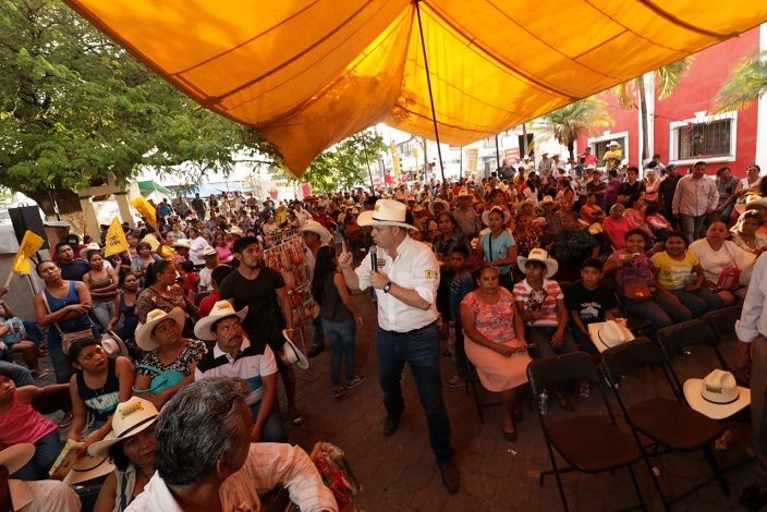Hoy quiero hacer un compromiso con todos los habitantes de la tierra del jefe, el próximo año se cumplen 100 años de la muerte de Emiliano Zapata, por eso construiremos aquí en Ayala un museo en su nombre, además de que con la ayuda de nuestros próximos diputados y senadores, reconstruiremos el 100 por ciento de las escuelas afectadas por el sismo del 19 de septiembre pasado