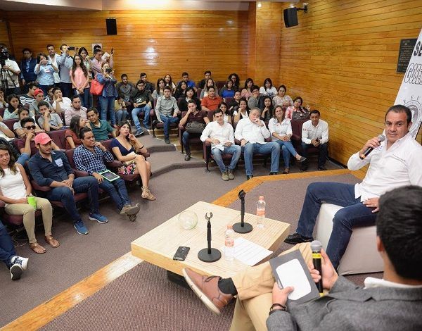 Llegando nos tenemos que sentar con el rector y primeramente Dios que llegue Andrés Manuel López Obrador –a la Presidencia de la República- y pues platicar, lo que está pasando aquí en la universidad y atenderlo”, aseveró tras participar en el foro interactivo “Se solicita gobernador”, organizado por la Federación de Estudiantes Universitarios de Morelos (FEUM)