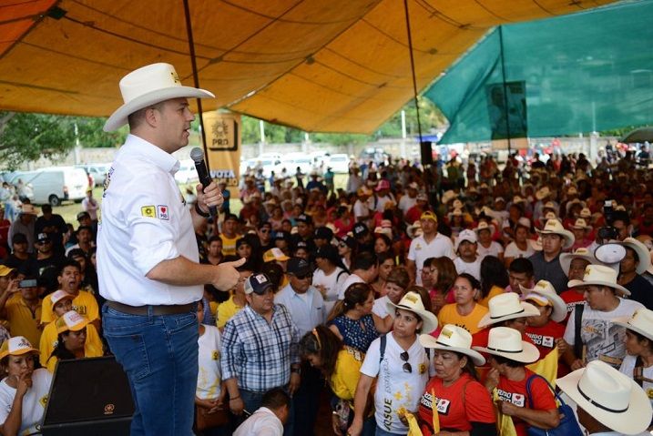 Los integrantes del Constituyente Ciudadano A. C. también brindaron su apoyo al candidato a la presidencia municipal, Armando Basaldúa; así como a quien busca la diputación federal por el tercer distrito, Raúl Tadeo