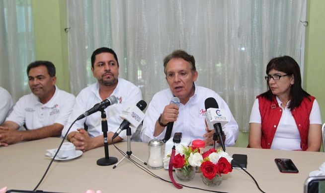 Al reunirse con comunicadores de la región sur, el priista manifestó su compromiso de ser respetuoso con la libertad de expresión y, sobre todo, con la labor de los reporteros en la entidad, que en los últimos días y, en el marco del proceso electoral, han enfrentado “condiciones difíciles para realizar su labor”