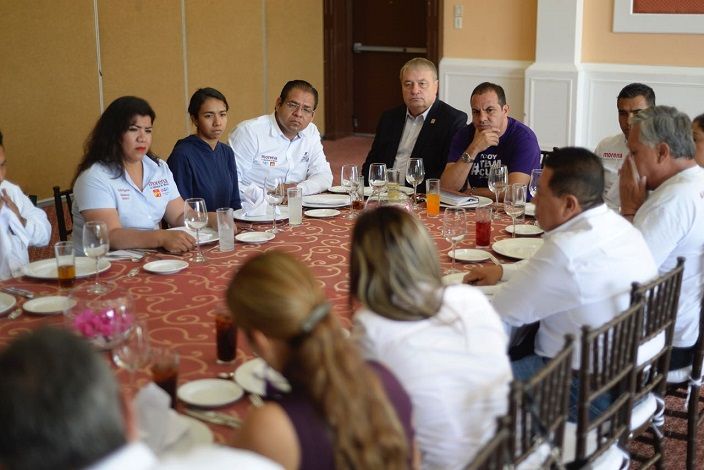 Asimismo, los candidatos del PT-MORENA-PES reforzaron sus recorridos a pie, pues su campaña es de contacto directo con la gente para conocer de viva voz su problemática y darle solución una vez que se logre el triunfo en los próximos comicios