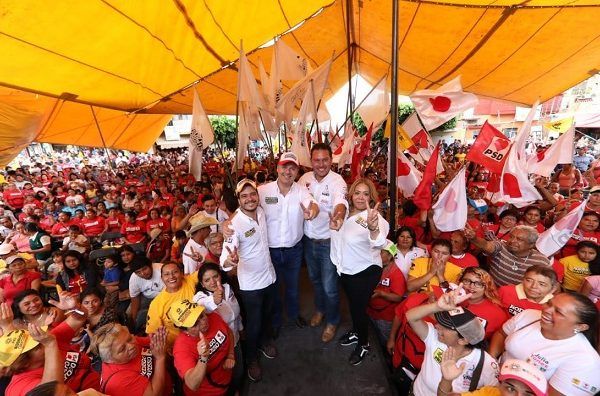Después de recorrer varias calles para saludar a vecinos y comerciantes, se comprometió a que el Centro Cultural Los Chocolates, también será un centro deportivo para que los jóvenes realicen actividades físicas y se alejen de conductas nocivas