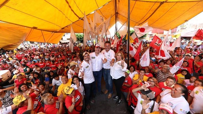 Después de recorrer varias calles para saludar a vecinos y comerciantes, se comprometió a que el Centro Cultural Los Chocolates, también será un centro deportivo para que los jóvenes realicen actividades físicas y se alejen de conductas nocivas