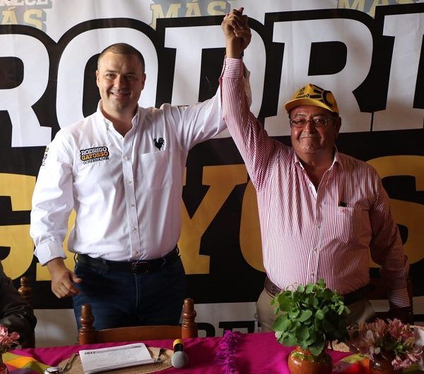 Fueron casi 50 integrantes y representantes de la CTM los que brindaron su respaldo al candidato a la gubernatura por el PRD y PSD, Rodrigo Gayosso Cepeda, ya que mencionaron es el único aspirante comprometido con los morelenses y dispuesto a transformar Morelos