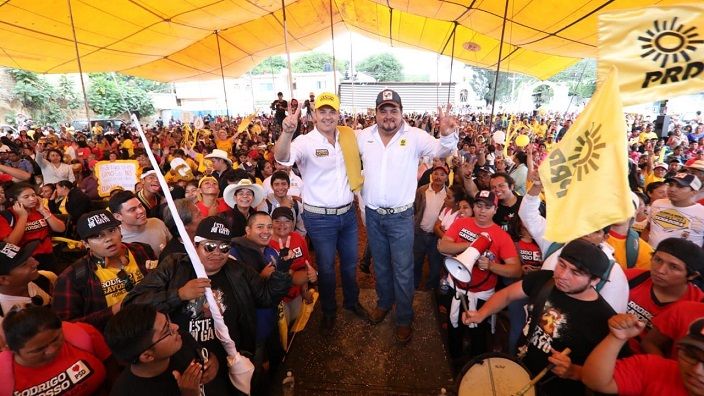 Recorrió las calles de la comunidad de Metepec, en donde saludó a vecinos y comerciantes, con quienes compartió sus propuestas en materia de seguridad, desarrollo económico, el aumento de los Créditos a la Palabra para el apoyo a campesinos, incremento del monto de la Beca Salario, así como duplicar el número de beneficiarias del programa Empresas de la Mujer Morelense