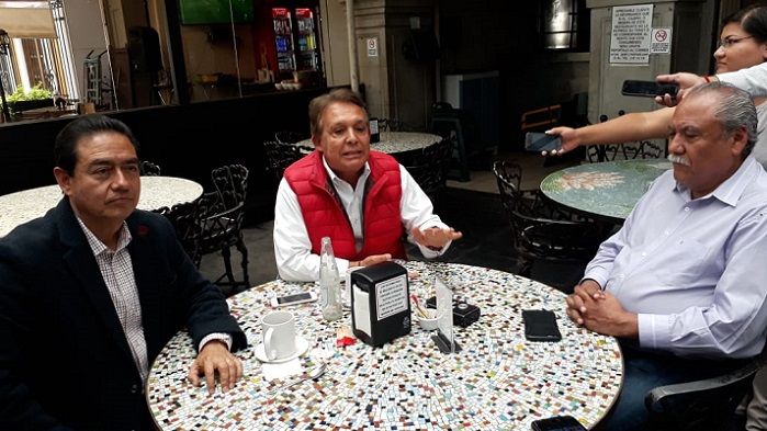 Los candidatos del PRI, Por Morelos al Frente e independiente se reunieron en conocido restaurante del centro de Cuernavaca, en donde anunciaron que “buscamos la conformación de estrategias que frenen prácticas irregulares en los comicios y se defienda el voto en las casillas”