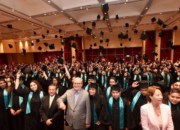 Asimismo, expresó a los egresados, maestros, trabajadores y padres de familia su orgullo y satisfacción por el crecimiento que ha tenido la UTSEM, misma que se ha distinguido entre las mejores universidades de su tipo en el país por el modelo de educación dual y bilingüe