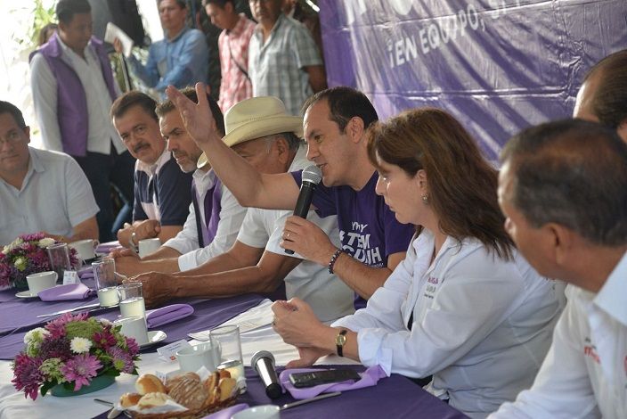 Señaló que ha recorrido todo el estado y una de las principales demandas de la gente es el rescate del campo. “Hoy mi compromiso con ustedes es al cien por ciento, ténganme confianza, vamos a sacar a Morelos adelante, porque no podemos permitir más que se tenga al campo en el abandono”, aseveró