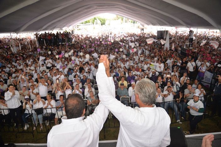“Como gobernador créanme que lo voy a hacer como nadie lo ha hecho, créanme que no les voy a robar ningún peso a todos estos morelenses”, expresó acompañado de los abanderados de la coalición a diferentes puestos de elección popular federales y locales