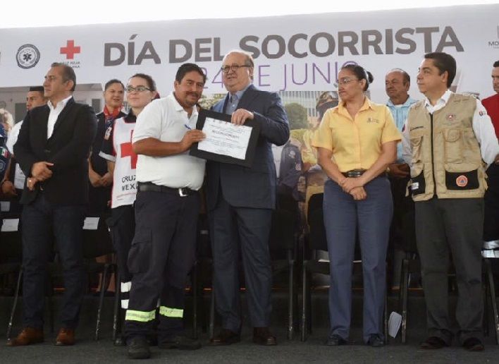 resaltó la eficaz actuación de los maestros en la aplicación de los protocolos de Protección Civil, porque ello permitió que ningún niño, adolescente y joven perdiera la vida, pese a que el 80 por ciento de la infraestructura educativa sufrió daños