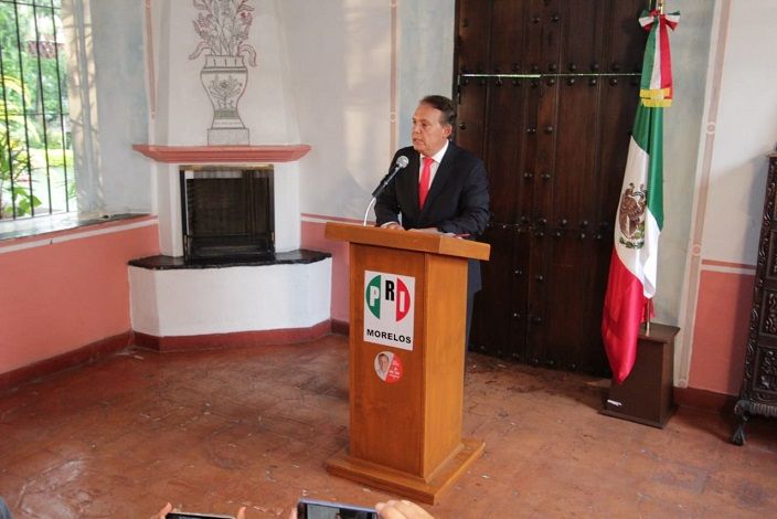 En la recta final del Proceso Electoral 2018, el candidato del Partido Revolucionario Institucional les dijo a sus compañeros que hay que tomar ya la decisión y poner por encima los intereses de la gente, que no ven como una opción a los candidatos de las coalición Juntos Haremos Historia, Cuauhtémoc Blanco Bravo, y Juntos por Morelos, Rodrigo Gayosso Cepeda