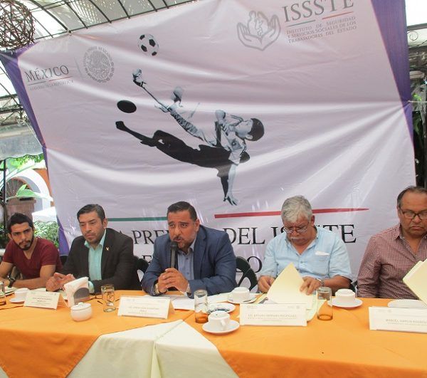 El servidor público del ISSSTE estuvo acompañado de los delegados de los 18 equipos de futbol, hasta ahora registrados; informó que el partido inaugural se realizará el viernes 29 de junio, en el estadio “Chato” Balderas, de Acapantzingo, a las 16:00 horas