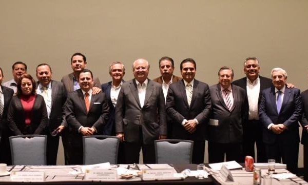 Los gobernadores de Morelos, Graco Ramírez, Michoacán, Silvano Aureoles, y Tabasco, Arturo Núñez, así como el ex jefe de Gobierno de la Ciudad de México, se reunieron con la dirigencia del Sol Azteca, encabezada por Manuel Granados