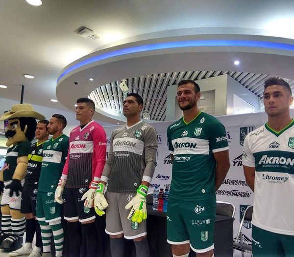 En conocida tienda de artículos y accesorios deportivos de Plaza Galerías, en la ciudad capital del estado, fueron llegando uno a uno los jugadores del plantel cañero, que se enfundaron en los diferentes uniformes de local, visitante, entrenamientos, viaje, y cuerpo técnico en la que se ganaron las palmas y ovaciones de los asistentes, clientes, amigos, medios de comunicación y directivos que pudieron constatar que en esta edición la hechura de los colores cañeros despertaron buenas vibras entre quienes acudieron a la cita