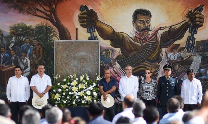 A nombre del gobernador del estado, Graco Ramírez, el funcionario recordó que Emiliano Zapata desde su infancia mostró su inconformidad con los abusos de autoridades contra los campesinos, que lo llevó a asumir el compromiso y objetivo de vida de luchar porque la tierra sea devuelta a los campesinos y que éstos de manera libre fueran dueños de su destino