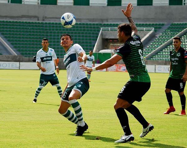 Oscar Macías, ex jugador de Chivas, lució en la primera parte. Al 36´, el joven abrió el marcador con un disparo desde fuera del área y seis minutos después marcó una vez más, en esta ocasión lo hizo definiendo dentro del área frente al portero