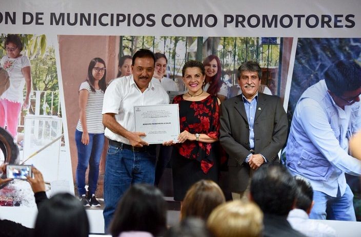 Patricia Mora González, secretaria de Salud, afirmó que los logros que Morelos alcanzó no hubieran sido posibles sin la participación decidida de los municipios, que hicieron suyas las políticas públicas estatales y federales, que favorecen la salud de los morelenses