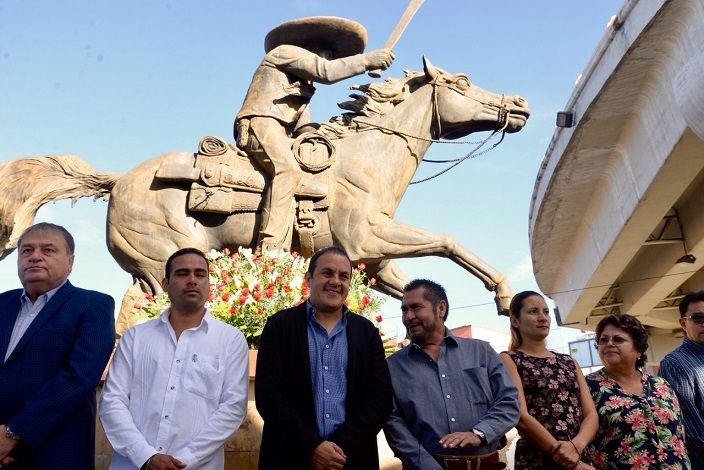 Tras montar una guardia de honor en el monumento ecuestre de Emiliano Zapata, agradeció la suma de voluntades de los diputados electos, con quienes sostuvo un encuentro para integrar una agenda en el primer año de ejercicio constitucional de la LIV Legislatura que permita entregar resultados inmediatos a las inquietudes ciudadanas sobre las últimas aprobaciones de los actuales legisladores
