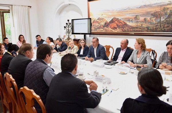 En la reunión encabezada por el Secretario de Gobierno, Ángel Colín López, de la Comisión de Enlace de la administración 2012-2018 y José Manuel Sanz Rivera, Coordinador de la Comisión de Enlace nombrado por el Gobierno para el periodo 2018-2024, se presentó el estatus que guarda el Estado en temas como Programas Sociales, Educación, Salud y Cultura