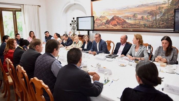 En la reunión encabezada por el Secretario de Gobierno, Ángel Colín López, de la Comisión de Enlace de la administración 2012-2018 y José Manuel Sanz Rivera, Coordinador de la Comisión de Enlace nombrado por el Gobierno para el periodo 2018-2024, se presentó el estatus que guarda el Estado en temas como Programas Sociales, Educación, Salud y Cultura