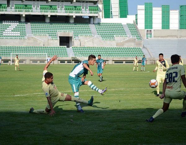 Con Kevin Chaurand, Jonatan Valdivia y Facundo Taborda a la ofensiva, el equipo dirigido por el técnico Clark buscó anotar desde el arranque, profundizando con Ángel Gaspar por una de las bandas