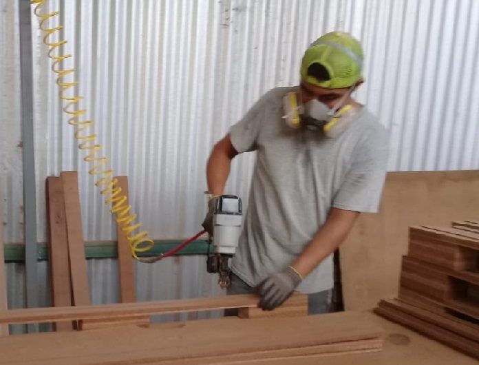 A dos meses del accidente, ocasionado por jugar con un compañero de trabajo con la engrapadora neumática, y de que se le interviniera quirúrgicamente de emergencia en el hospital del Instituto, Santos continúa bajo supervisión médica pero ya regresó a trabajar a la carpintería y asegura “gracias a los médicos del ISSSTE volví a nacer”