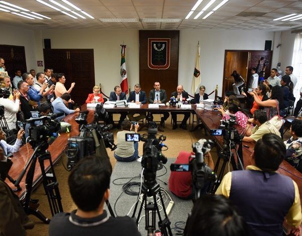 La información está contendida en 13 anexos – de manera escrita y digital- conforme lo solicitó la Comisión de Enlace Entrante a la Comisión del Gobierno Saliente, y con ello, se cumple el compromiso con la transparencia, rendición de cuentas y la legalidad que ha caracterizado a la actual administración