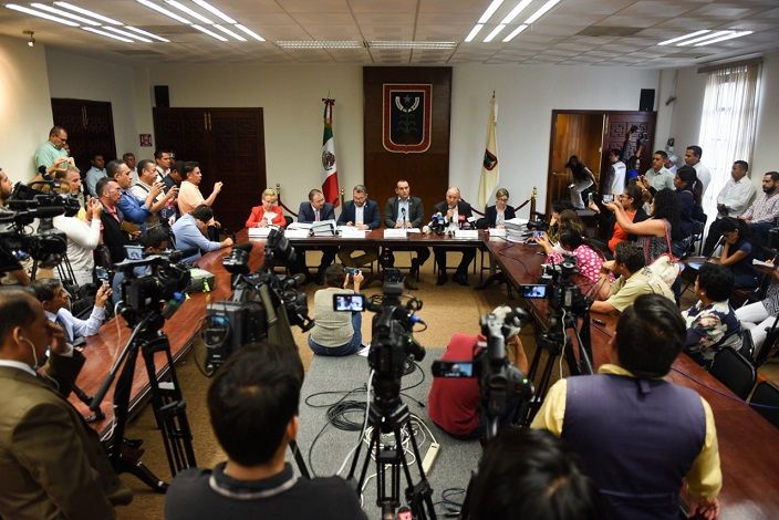 La información está contendida en 13 anexos – de manera escrita y digital- conforme lo solicitó la Comisión de Enlace Entrante a la Comisión del Gobierno Saliente, y con ello, se cumple el compromiso con la transparencia, rendición de cuentas y la legalidad que ha caracterizado a la actual administración