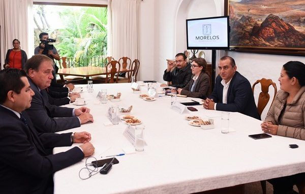 Con respecto al área de la Secretaría de Gobierno, el Coordinador de la Comisión de Enlace del Gobierno electo para el periodo 2018-2024, José Manuel Sanz Rivera, indicó que se abordó el tema de la gubernatura, en donde recibieron básicamente inventarios de la gubernatura, mobiliario, vehículos, entre otros puntos; respecto a la Secretaría de Gobierno el asunto quedó pendiente hasta el próximo miércoles, a fin de que les puedan entregar una información que el día de hoy solicitaron