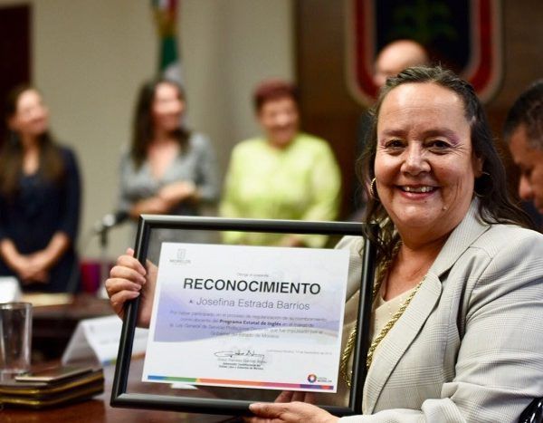 Las titulares de los institutos de Educación Básica del Estado de Morelos (IEBEM), Yanely Fontes Pérez, y Nacional para la Evaluación Educativa (INEE) en la entidad, Rebeca Reynoso Angulo, entregaron los nombramientos que los acreditan como Profesor de Enseñanza del Inglés en Educación Básica (Categoría E3001)