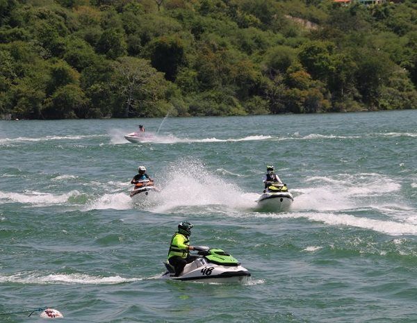 Procedentes de estados como Nuevo León, Yucatán, Quintana Roo, Tabasco y Jalisco, entre otros, los pilotos se concentraron desde las primeras horas para medir el agua de la Playa Ejidal San José Vista Hermosa, donde se desarrolla competencia que concluye este domingo 30 de septiembre