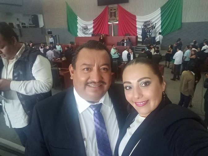 Fabiola del Sol Urióstegui es esposa del diputado Andrés Duque, presidente de la Comisión de Atención a Grupos Vulnerables, Migrantes y Personas con Discapacidad, quien abandonó las filas del Movimiento de Regeneración Nacional para sumarse al PES