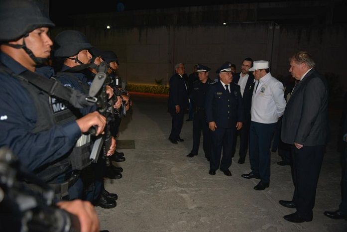 Encabezó el acto de Pase de Revista a los elementos de la Comisión Estatal de Seguridad (CES) en el Centro de Coordinación, Comando, Control, Comunicaciones y Cómputo (C5) y su primera Sesión Extraordinaria del Grupo de Coordinación Morelos, el nuevo gobernador