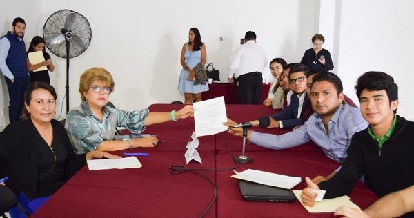 Precisaron, en voz del consejero estudiantil Kevin Bárcenas, que la reducción sería del 50 por ciento exclusivamente al presupuesto asignado a la Coordinación Estatal de Comunicación Social para el pago de publicidad (106 millones); y del 33 por ciento a las prerrogativas a los Partidos Políticos (37 millones) dentro del Presupuesto de Egresos 2019