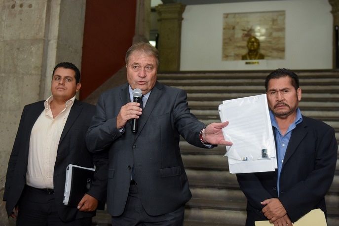 Mostró el micrófono que fue hallado en el despacho del secretario de Obras Públicas, al tiempo que indicó que se procederá a poner la denuncia en la PGR, instancia que se encargará de realizar todos los actos de investigación correspondientes