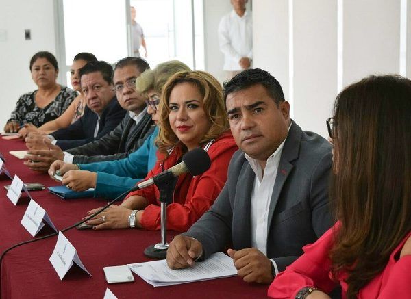Por ello, demandaron comunicación directa con el gobernador Cuauhtémoc Blanco, una coordinación respetuosa, institucional y de frente, para posicionar y construir una agenda social que “nos permita anteponer los intereses particulares a los intereses de los morelenses, pusieron en claro