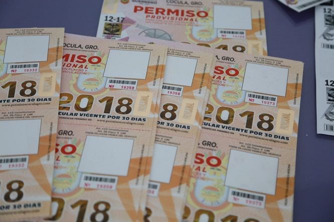 La Secretaría de Movilidad y Transporte (SMyT) de Morelos presentó la denuncia correspondiente en contra de César “N”, quien se desempeñaba como trabajador en dicha dependencia, al ser sorprendido en posesión de cien permisos para circular sin placas y con el logotipo del municipio de Cocula, Guerrero