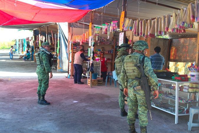 Esta acción es derivada de los hechos ocurridos la noche del sábado, en donde una persona del sexo femenino perdió la vida y otra más fue lesionada por un incendio por explosivos;, personal de ambas dependencias hicieron el llamado a los comerciantes de estos establecimientos a no bajar la guardia y tener un control adecuado de este material