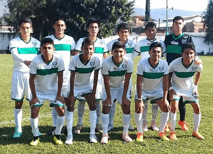 Las tribunas de este inmueble lucieron una de sus mejores entradas para presenciar este choque, que fue bastante disputado en el terreno de juego porque ambos equipos ofrecieron una férrea pelea durante los 90 minutos y no cedieron muchos espacios