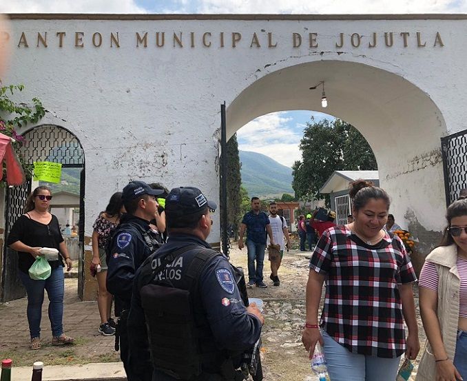 La Comisión Estatal de Seguridad Pública (CES) informó que derivado del despliegue operativo realizado en coordinación con las autoridades de los tres órdenes de gobierno, en estos días de asueto, se brindaron 316 apoyos en los panteones de los 33 municipios, en donde cientos de familias acudieron a visitar a sus fieles difuntos