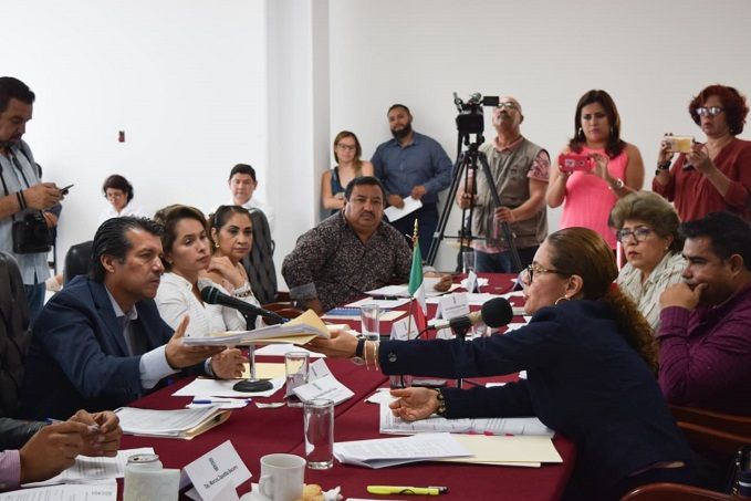 La diputada Rosalina Mazari, tras recordar que formó parte de la LII Legislatura, pero votó en contra de la contratación de ese crédito, pidió al auditor Loredo Méndez entregar la auditoría realizada por su antecesor, Luis Manuel González Velázquez, que sobre el tema acusaba malos manejos por mil 806 millones contra los 20 millones que señaló la ESAF y explicar la diferencia de cantidades