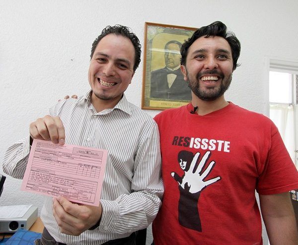 Fue mediante el Acuerdo 57.1344.2014 emitido por la Junta Directiva del Instituto, relativo a la aprobación del Estatuto Orgánico del Instituto de Seguridad y Servicios Sociales de los Trabajadores del Estado, en su Artículo 56, fracción XXXIII (hoy fracción XXV derivado de la modificación al Estatuto Orgánico del ISSSTE del 22 diciembre de 2017), que se estableció la instrumentación de las acciones para garantizar a cónyuges y concubinarios de los derechohabientes, con independencia de su sexo, el acceso pleno y no discriminatorio al ejercicio de sus derechos en los términos de la Ley