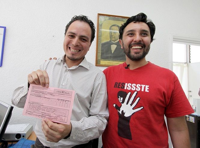 Fue mediante el Acuerdo 57.1344.2014 emitido por la Junta Directiva del Instituto, relativo a la aprobación del Estatuto Orgánico del Instituto de Seguridad y Servicios Sociales de los Trabajadores del Estado, en su Artículo 56, fracción XXXIII (hoy fracción XXV derivado de la modificación al Estatuto Orgánico del ISSSTE del 22 diciembre de 2017), que se estableció la instrumentación de las acciones para garantizar a cónyuges y concubinarios de los derechohabientes, con independencia de su sexo, el acceso pleno y no discriminatorio al ejercicio de sus derechos en los términos de la Ley