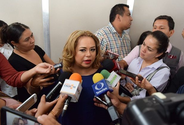 Argumentó que en el Congreso de la Unión no hubo disminución salarial y retó a los reporteros a que sumen a cuánto ascendería el ahorro en caso de que hubiera una reducción del 50 por ciento a los ingresos de los legisladores. Con ello no se reduce la pobreza de los morelenses, apuntó