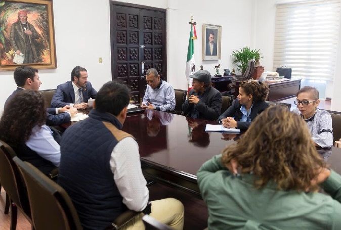 Al sostener una reunión de trabajo con Mario Cortés Montes, secretario general del Sindicato Independiente de Trabajadores Académicos (SITAUAEM) y con Carlos Sotelo Cuevas, secretario general del Sindicato de Trabajadores Administrativos (STAUAEM), el funcionario reiteró la disposición de acompañarlos, para buscar alternativas de solución a la reestructuración financiera y se reactive el desarrollo de la comunidad universitaria