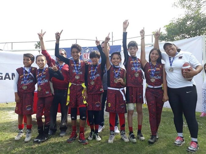 Duelos de nervios en las tribunas de este recinto deportivo en la que familiares y amigos contagiaron con porras y alientos a cada uno de los equipos contendientes quienes llegaron con sus mejores armas para ir en busca de tan ansiada victoria y avanzar a la justa final